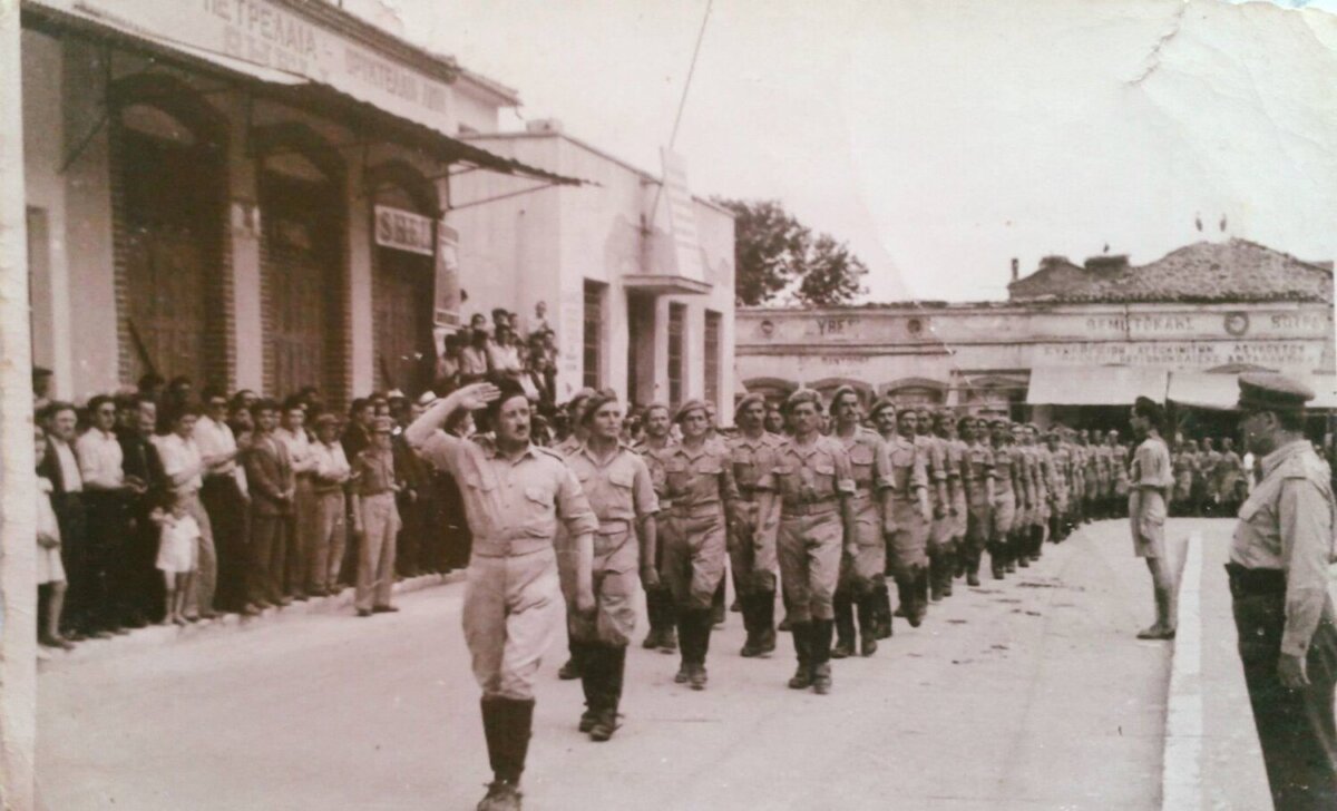 Παρέλαση στρατιωτών του 46ου Συντάγματος στα Φάρσαλα κατά τη δεκαετία του '40. Το Σύνταγμα στεγαζόταν στο στρατόπεδο όπου σήμερα βρίσκεται η 61η Μονάδα Επιστράτευσης (61 Μ.Ε.)