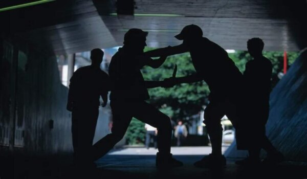 Τον ρώτησαν τι ομάδα είναι, τον χτύπησαν με ρόπαλο και τον λήστεψαν στην Αργυρούπολη, στο νοσοκομείο 22χρονος