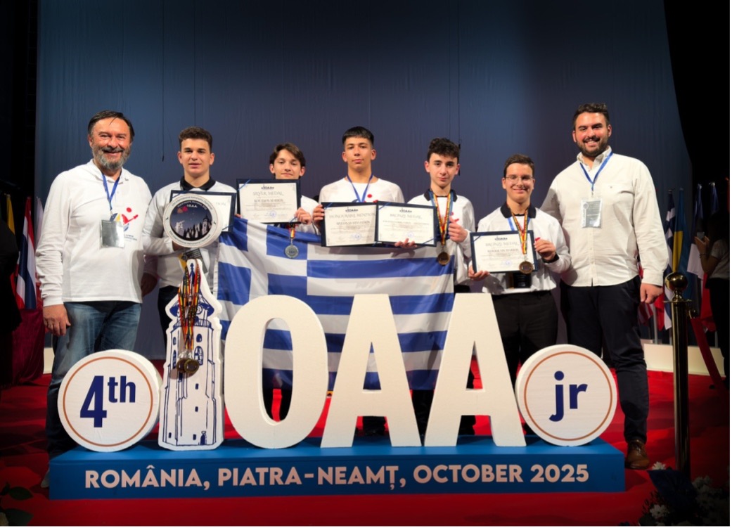 Στη φωτογραφία εμφανίζεται η Ελληνική ομάδα την ημέρα απονομής των μεταλλίων. Από αριστερά προς τα δεξιά:
Λουκάς Ζαχείλας, Λουκάς Τουμανίδης, Μάριος Κουτσός, Στέλιος Μυλωνάς, Αλέξανδρος-Βύρων Παπαθανασίου, Μάριος Κοκιούσης και Ιωάννης Ζαχείλας