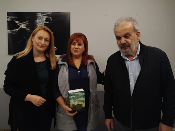«Ανάμεσα σε δύο Θεούς»: Ένα ταξίδι στο φως και το σκοτάδι της ψυχής – Παρουσιάστηκε στη Λάρισα (φωτ.)