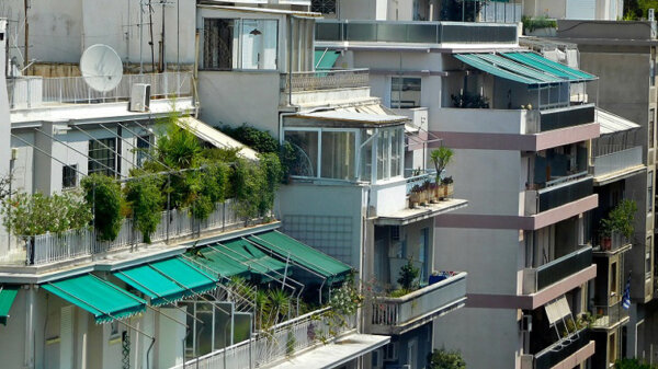 Έρχονται αυτόματες αυξήσεις αντικειμενικών αξιών – Προεκλογικός πονοκέφαλος για την κυβέρνηση