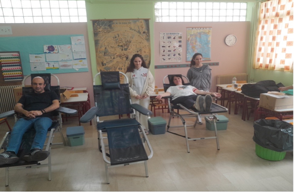 Συμμετοχή γονέων και παιδιών στην αιμοδοσία του 38ου ΔΣ Λάρισας