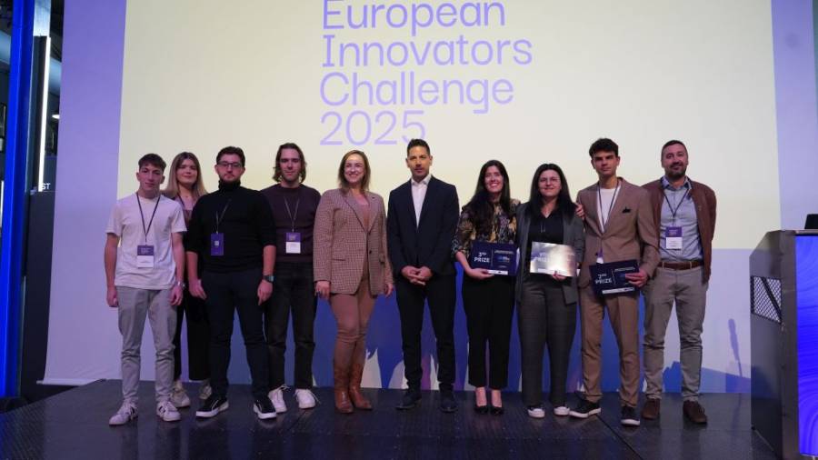 Η Αντιπρύτανις, Χρυσή Λασπίδου και ο Κωνσταντίνος Βαρδακώστας, Αντιπεριφερειάρχης Στερεάς Ελλάδας, με τις ομάδες του Μαραθωνίου Καινοτομίας στην Τεχνολογία και Υγεία της One Planet Thessaly