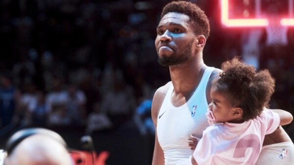 Γιάννης Αντετοκούνμπο: Ο «Greek Freak» σε ρόλο Άγιου Βασίλη μοιράζει χαμόγελα και ελπίδα