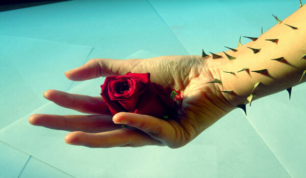 Καταλαλιά και κατάκριση: Συχνά μόνο για … τη διασκέδασή μας!