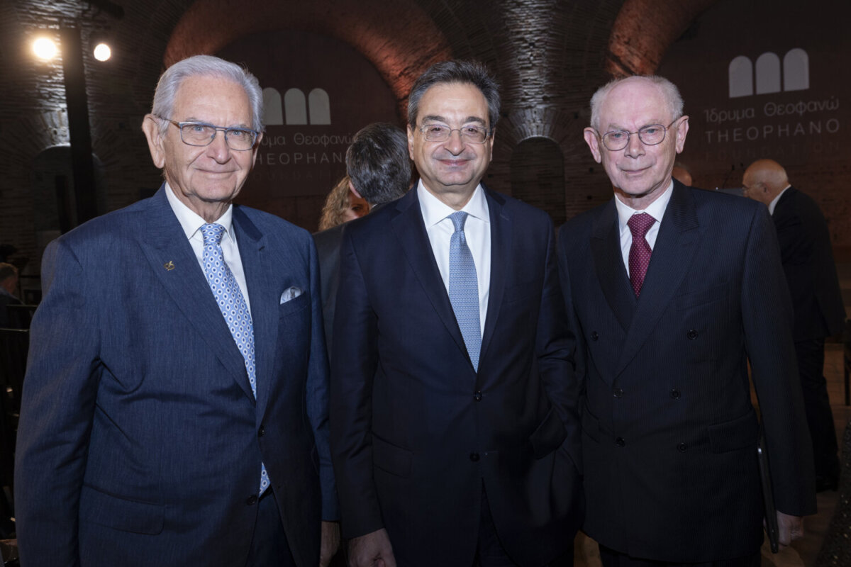 Από αριστερά προς τα δεξιά
Νικόλαος Ευθυμιάδης, Μέλος Διοικούσας Επιτροπής Ιδρύματος Θεοφανώ, Πρόεδρος του Ομίλου Αγροτεχνολογίας ΕΥΘΥΜΙΑΔΗ (Επι Τιμή) ε.Τ Πρόεδρος Συνδέσμου Βιομηχανιών Ελλάδος (Ελλάδα)
Φωκίων Καραβίας, Διευθύνων Σύμβουλος της Eurobank
Herman Van Rompuy, Πρόεδρος Συμβουλευτικής Επιτροπής Ιδρύματος Θεοφανώ, Επίτιμος Πρόεδρος του Ευρωπαϊκού Συμβουλίου , π. Πρωθυπουργός του Βελγίου