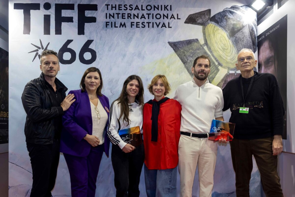 από αριστερά προς δεξιά: Ο ηθοποιός κ. Γιώργος Νανούρης, η Γενική Διευθύντρια Εταιρικών Σχέσεων και Επικοινωνίας Ομίλου ΔΕΗ, κα. Σοφία Δήμτσα, η νικήτρια του βραβείου «ΦΩΣ» powered by ΔΕΗ, κα. Χαρά Κυριαζή, η δημοσιογράφος κα. Καλλιόπη Αλπίτση, ο νικητής του βραβείου «ΦΩΣ» powered by ΔΕΗ, κ. Αλέξανδρος Νταβρής, ο κριτικός κινηματογράφου, κ. Παναγιώτης Τιμογιαννάκης