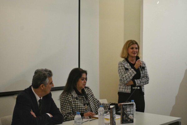 «Το Τριαντάφυλλο του Νότου» παρουσιάστηκε στο Γαλλικό Ινστιτούτο Λάρισας (φωτ.)