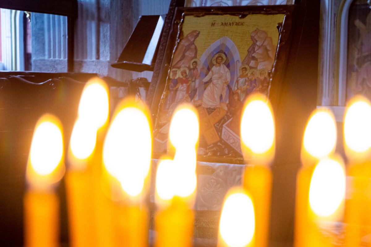 Στιγμιότυπο από τον Παλαιό Παντελεήμονα Πιερίας. Ο Παντελεήμονας ή Παλαιός Παντελεήμονας είναι ημιορεινό χωριό της Πιερίας σε υψόμετρο 440 μέτρων, στους βορειοανατολικούς πρόποδες του Κάτω Ολύμπου. Είναι χαρακτηρισμένος παραδοσιακός οικισμός από το 1978 καθώς αποτελεί ένα από τα καλύτερα δείγματα παραδοσιακής μακεδονίτικης αρχιτεκτονικής στην βόρεια Ελλάδα. Ο Παλαιός Παντελεήμονας χτίστηκε πιθανότατα στα τέλη του 14ου αιώνα. Στη δεκαετία του '50 εγκαταλείφθηκε από τους κατοίκους, οι οποίοι μεταφέρθηκαν 6 χιλιόμετρα πιο κάτω, δημιουργώντας το Νέο Παντελεήμονα. Την δεκαετία του '80 άρχισε να ξαναζωντανεύει και να ξαναγεννιέται από την 30χρονη εγκατάλειψή του.
(ΡΑΦΑΗΛ ΓΕΩΡΓΙΑΔΗΣ/EUROKINISSI)