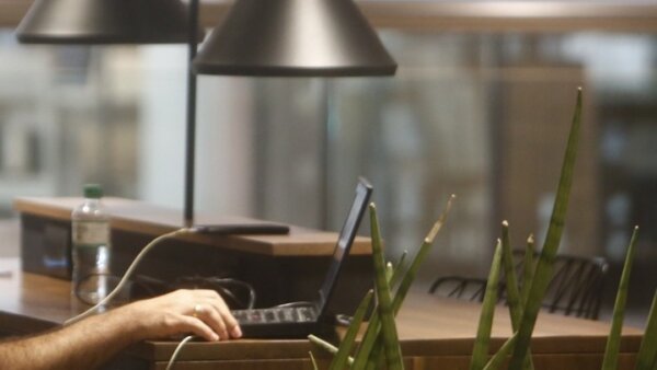 Από τον φωτισμό έως την ακουστική και το well-being – H επιστήμη πίσω από το γραφείο