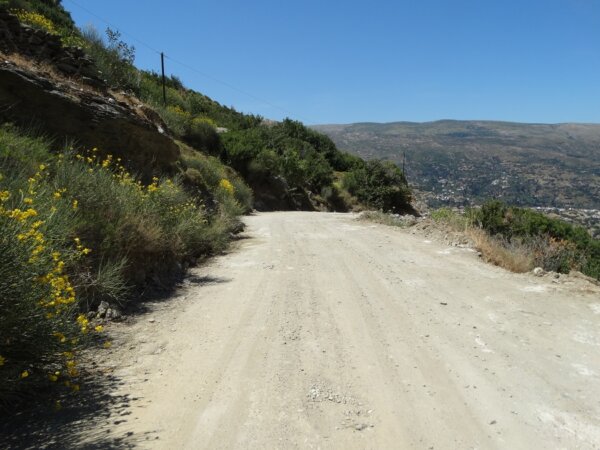 O χωματόδρομος… Γράφει ο Άκυς Μητσούλης
