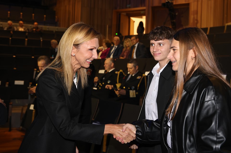 Η Μελίνα Τραυλού - Πρόεδρος Ένωσης Ελλήνων Εφοπλιστών με αριστούχους μαθητές και μαθήτριες από το Γυμνάσιο Φαρκαδόνας Τρικάλων.