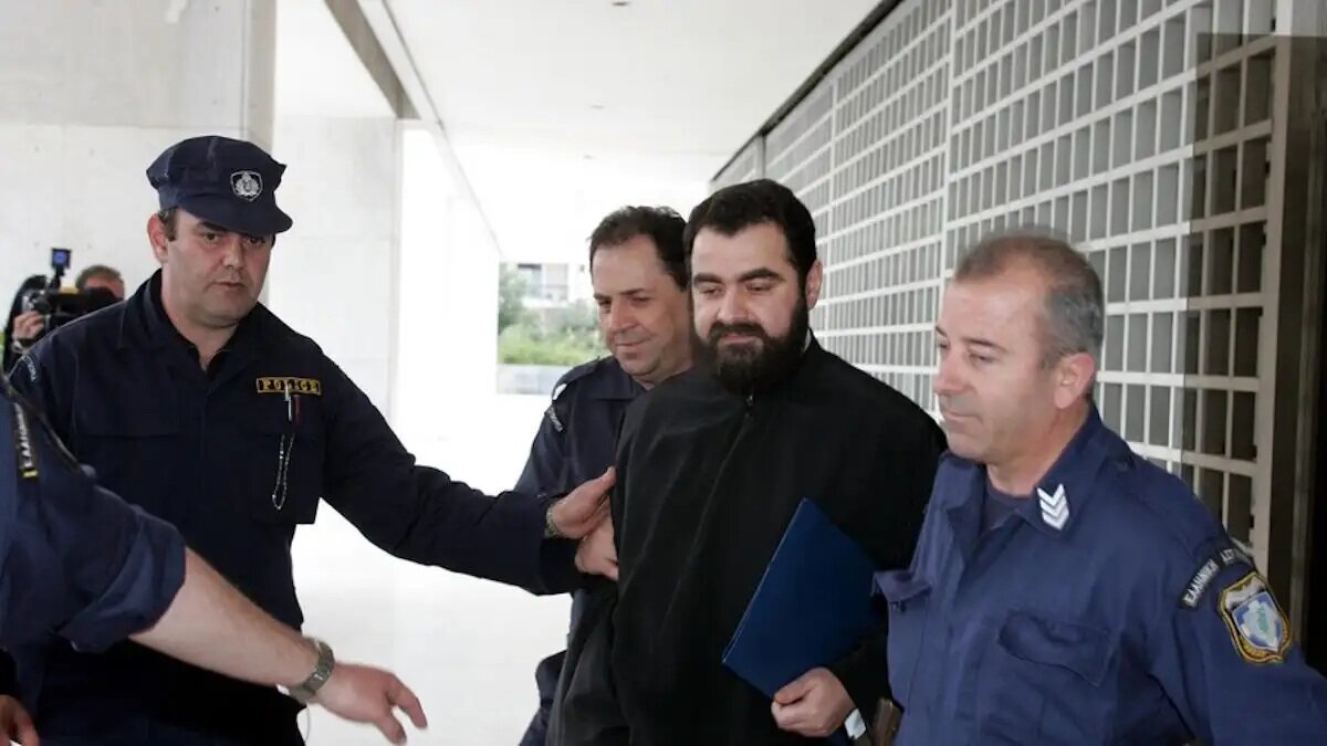 Ο πρώην αρχιμανδρίτης Ιάκωβος Γιοσάκης στον Άρειο Πάγο συνοδεία αστυνομικών / ΑΠΕ ΜΠΕ