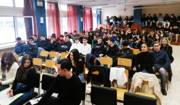 «H γλώσσα της Δημοκρατίας είναι η ίδια η ελευθερία»: Τιμήθηκε η επέτειος του Πολυτεχνείου στο Πρότυπο ΓΕΛ Λάρισας (φωτ.)