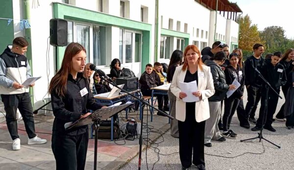 Το ΕΠΑΛ Τυρνάβου απέτισε φόρο τιμής στους εξεγερθέντες του Πολυτεχνείου