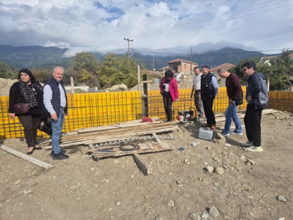 Επίσκεψη του Δημάρχου Τεμπών στο εργοτάξιο κατασκευής του Αθλητικού Κέντρου Γόννων – Γ. Μανώλης: «Ένα έργο για τη νέα γενιά παίρνει μορφή»