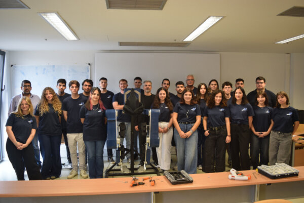 Ρομποτικός εξωσκελετός από φοιτητές του Πανεπιστημίου Θεσσαλίας φιλοδοξεί να προσφέρει αυτονομία σε άτομα με κινητικές αναπηρίες (φωτ.)