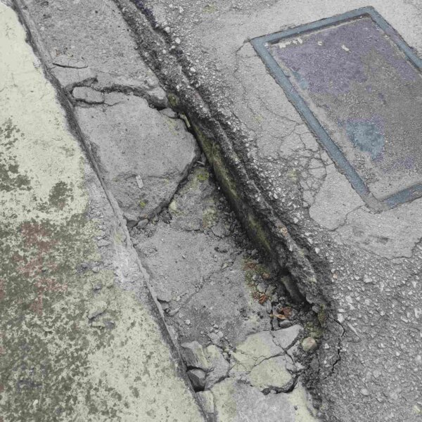 Λάρισα: Υποχώρησε τμήμα οδοστρώματος δίπλα σε φρεάτιο (φωτ.)