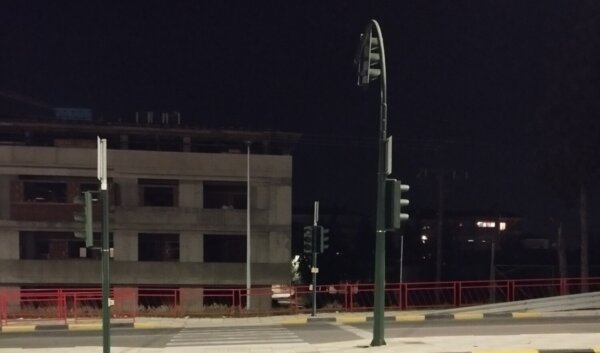 «Δεν λειτουργούν οι φωτεινοί σηματοδότες στις διαβάσεις επί της Λεωφόρου Καραμανλή και οδού Βόλου» (φωτ.)