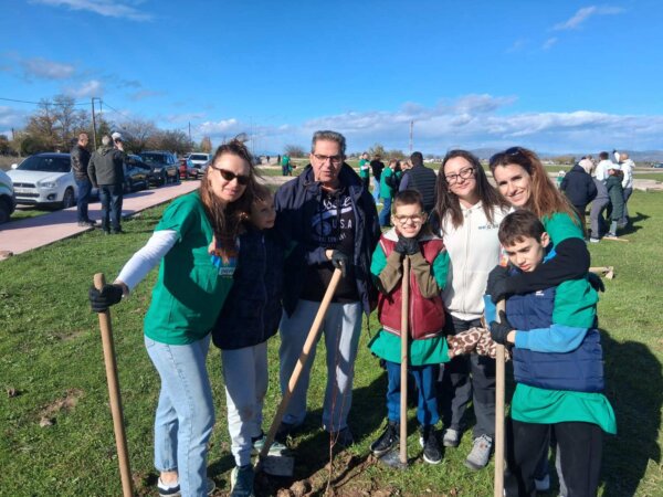 Μεγάλη δενδροφύτευση στα Φάρσαλα με τη συμμετοχή μαθητών και φορέων