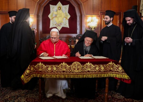 Ιστορική συνάντηση Οικουμενικού Πατριάρχη με τον Πάπα, στο Φανάρι – Κοινό μήνυμα για ενότητα και συμπόρευση