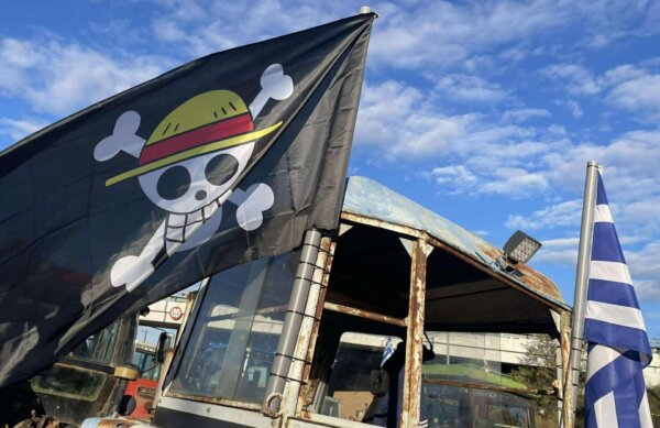 Η σημαία του «One Piece» στον κόμβο της Νίκαιας – Το σύμβολο εξέγερσης κι αντίστασης στα αγροτικά μπλόκα (φωτ.)