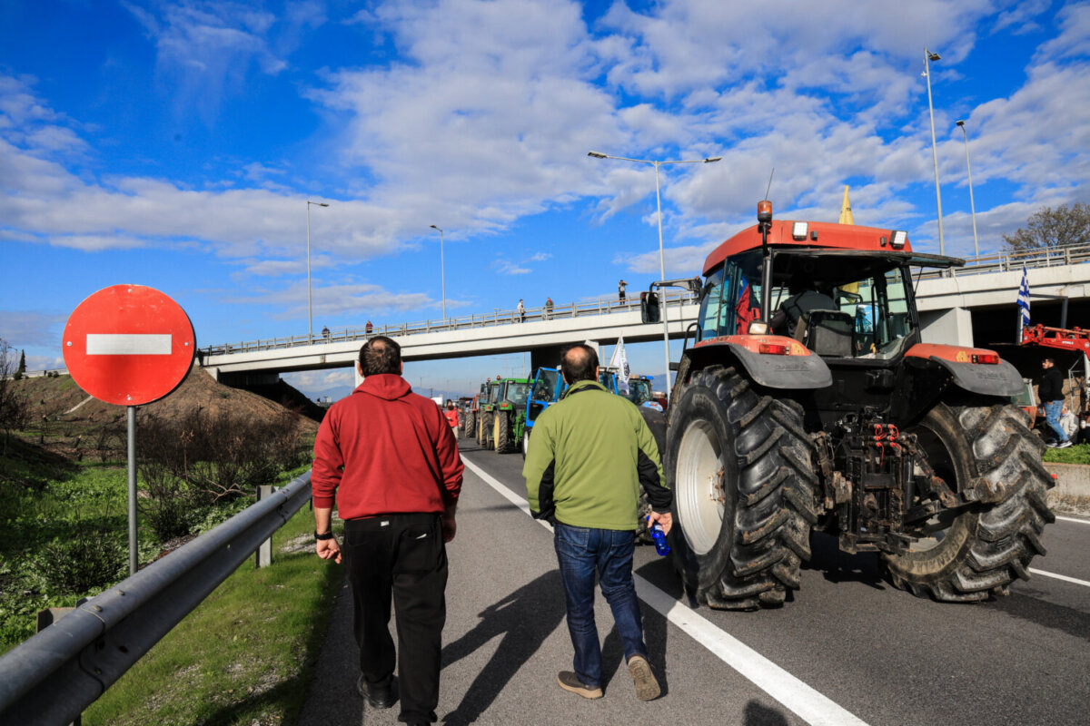 Μπλόκο αγροτών και κτηνοτρόφων από τη Λάρισα, την Ελασσόνα, τον Τύρναβο, την Αγιά και τα Φάρσαλα και την Μαγνησία με τρακτέρ και αγροτικά μηχανήματα στον κόμβο της Εθνικής Οδού στη Νίκαια Λάρισας, Κυριακή 30 Νοεμβρίου 2025. Οι αγρότες και οι κτηνοτρόφοι διαμαρτύρονται για τις καθυστερήσεις στην καταβολή ενισχύσεων από τον ΟΠΕΚΕΠΕ, το υψηλό κόστος παραγωγής και τις χαμηλές τιμές διάθεσης των προϊόντων τους. (EUROKINISSI)