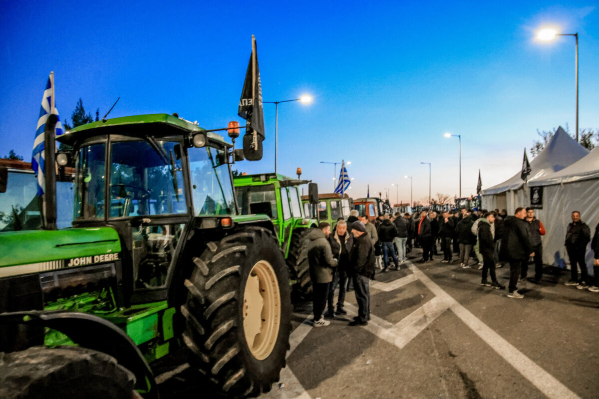 Μπλόκο αγροτών με τρακτέρ και αγροτικά μηχανήματα στον κόμβο της Εθνικής Οδού στη Νίκαια Λάρισας.  Δευτέρα 1 Δεκεμβρίου 2025. (EUROKINISSI)