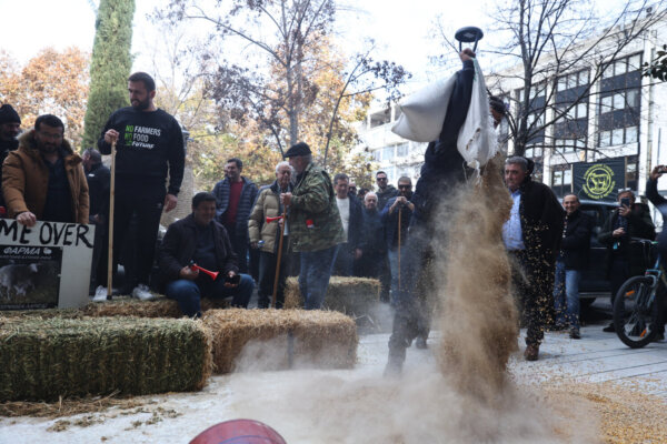 Οργή κτηνοτρόφων στη Λάρισα – Έχυσαν γάλα και ζωοτροφές μπροστά από το Δικαστικό Μέγαρο – «Ο πρωθυπουργός να έρθει στη Θεσσαλία με λύσεις» (φωτ. & βίντεο)
