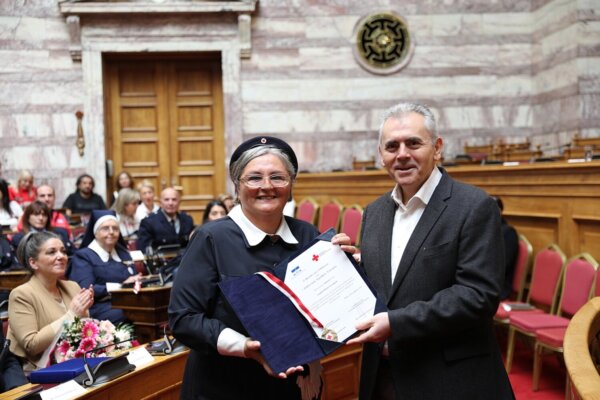 Ο Μ. Χαρακόπουλος βράβευσε αιμοδότες στη Βουλή: Πρότυπο αλτρουισμού οι εθελοντές αιμοδότες (φωτ.)