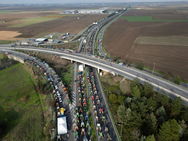 Ενισχύεται με τρακτέρ το μπλόκο της Νίκαιας – «Κάθε μέρα θα έρχονται 200 τρακτέρ» (φωτ. & βίντεο)