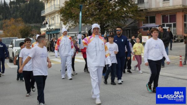 Με τιμή και συγκίνηση υποδέχθηκε την Ολυμπιακή Φλόγα η Ελασσόνα