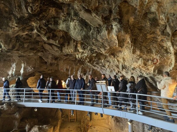 Επίσκεψη του Μορφωτικού Ιδρύματος  της ΕΣΗΕΘΣΤΕ-Ε στο Σπήλαιο Θεόπετρας