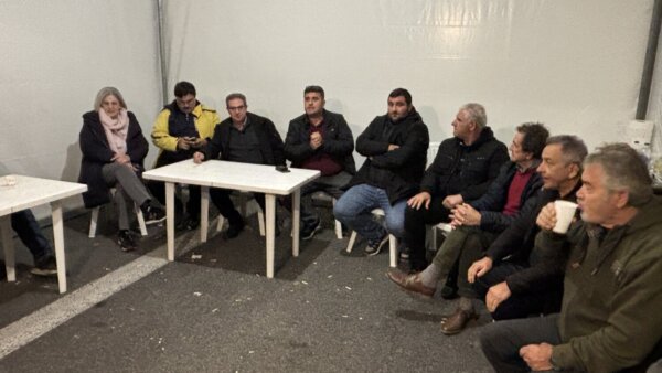 Στο αγροτικό μπλόκο της Νίκαιας ο Δήμαρχος Φαρσάλων Μάκης Εσκίογλου και στελέχη της Δημοτικής Αρχής