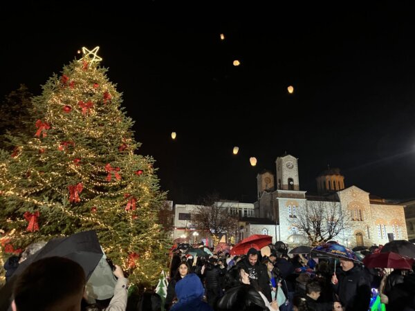 Λαμπερή φωταγώγηση του Χριστουγεννιάτικου Δέντρου στην Ελασσόνα – Μια γιορτή φωτός και χαράς (φωτ.)