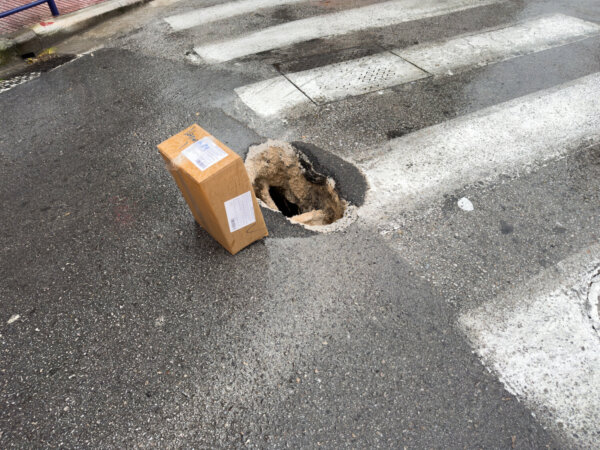 Άνοιξε… τρύπα στο οδόστρωμα σε κεντρικό σημείο της Λάρισας (φωτ. & βίντεο)