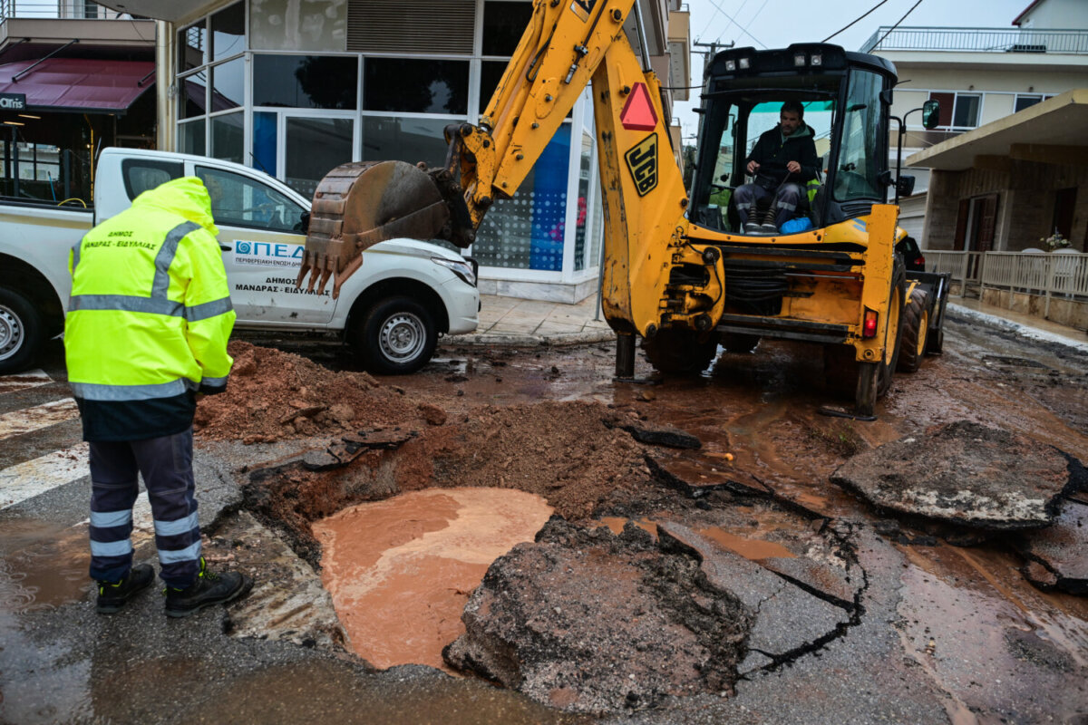 Πλημμύρες στην περιοχή της Μάνδρας από την κακοκαιρία "Byron", Παρασκευή 5 Δεκεμβρίου 2025.  (ΤΑΤΙΑΝΑ ΜΠΟΛΑΡΗ/EUROKINISSI)