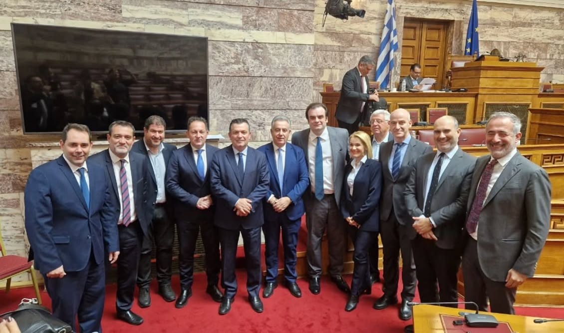 Οι Βουλευτές μέλη της Επιτροπής Οικονομικών Υποθέσεων με τον Υπουργό Εθνικής Οικονομίας και Οικονομικών Κυριάκο Πιερρακάκη και τον Υφυπουργό Αθανάσιο Πετραλιά, μετά την επεξεργασία και εξέταση του σχεδίου νόμου για τις σχολάζουσες όπου συζητήθηκε και η διάταξη για τα νεκρά ψάρια