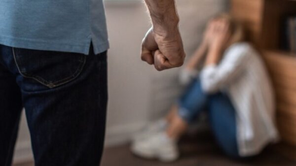 24χρονος καταδικάστηκε σε 4 χρόνια φυλάκιση για τον ξυλοδαρμό της εγκύου συζύγου του