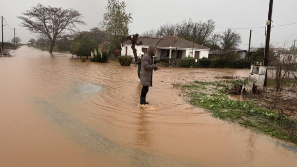 Πλημμυρικά φαινόμενα στο Ανωχώρι Φαρσάλων: «Πνιγόμαστε κάθε χρόνο» λέει κάτοικος (φωτ. & βίντεο)