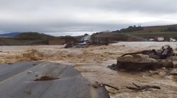 Φάρσαλα: Μεγάλες ζημιές στη διάβαση Αμπελιάς από τον Ενιπέα – Ακυρώθηκαν δρομολόγια ΚΤΕΛ προς Βόλο (βίντεο)