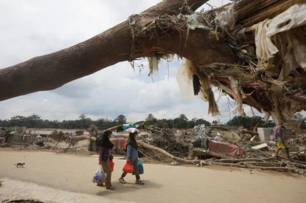 Πλημμύρες στην Ινδονησία: Πάνω από 900 νεκροί και 400 αγνοούμενοι