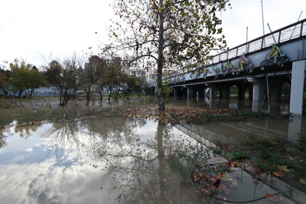 Λάρισα: Αυτή είναι η εικόνα το πρωί της Δευτέρας στην εσωτερική κοίτη του Πηνειού – Όλα έχουν καλυφθεί από το νερό (φωτ.)