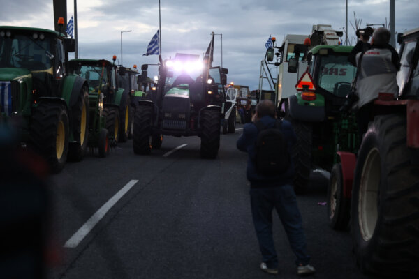 Κλιμακώνονται οι αγροτικές κινητοποιήσεις: Crash test ο πιθανός αποκλεισμός στο λιμάνι του Βόλου – Δυναμική συμμετοχή από τα μπλόκα της Θεσσαλίας