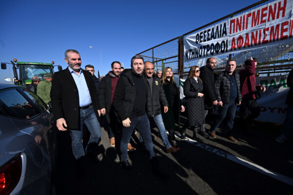 Ν. Ανδρουλάκης από τα μπλόκα Καρδίτσας – Τρικάλων: «Ο πρωτογενής τομέας πληρώνει ακριβά την ανικανότητα και τη διαφθορά της κυβέρνησης της ΝΔ» (φωτ.)