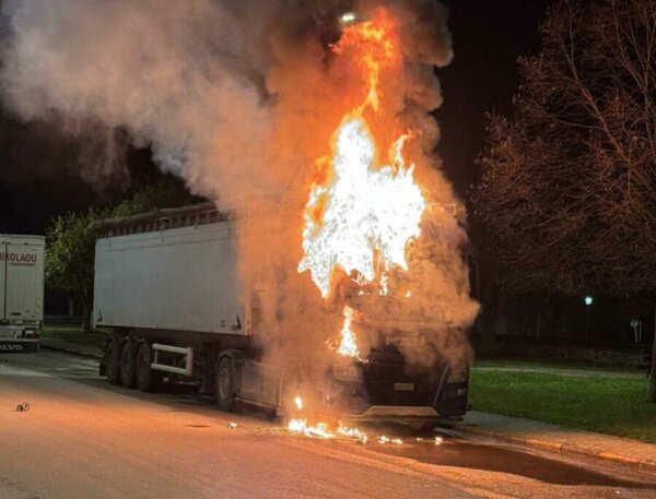 Φάρσαλα: Φορτηγό «τυλίχθηκε» στις φλόγες τα ξημερώματα