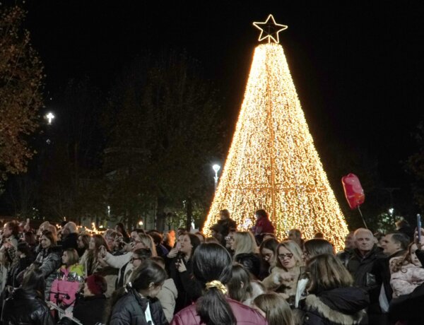 Άναψαν τα φώτα στο Χριστουγεννιάτικο δέντρο της Νίκαιας