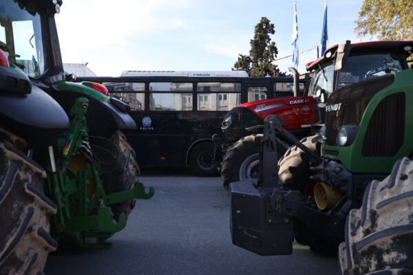 Ξεκίνησε η απόβαση αγροτών στο λιμάνι του Βόλου – Στο σημείο ισχυρές αστυνομικές δυνάμεις (φωτ. & βίντεο)
