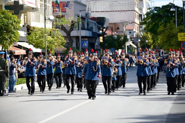 Χριστουγεννιάτικες μελωδίες σε πεζόδρομους και πλατείες της Λάρισας