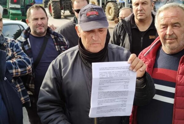 Δικαστικός κλητήρας πήγε σε μπλόκο και επέδωσε σε αγρότη αγωγή για χρέη